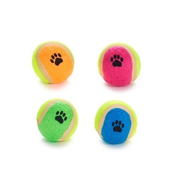 Vier bunte Hundetennisbälle in Orange, Pink, Grün und Blau, jeder mit einem schwarzen Pfotenabdruckdesign.