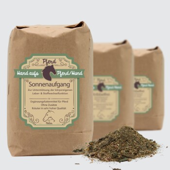 Eine Tüte mit Kräuterergänzung für Pferde mit der Aufschrift "Sonnenaufgang", die Leberunterstützung und Entgiftung fördert, mit einem Haufen Kräuter.