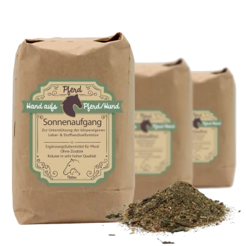 Eine Tüte mit Kräuterergänzung für Pferde mit der Aufschrift "Sonnenaufgang", die Leberunterstützung und Entgiftung fördert, mit einem Haufen Kräuter.