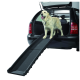 Ein Golden Retriever steht auf einer schwarzen Haustierrampe, die vom Heck eines Autos ausgeht, mit offenem Kofferraum des Fahrzeugs.