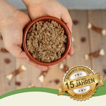 Silberner Hundefutterbehälter mit der Aufschrift getreidefrei und glutenfrei, mit Symbolen für keine künstlichen Farben, Konservierungsstoffe, Zuckerzusatz und hohem Fleischanteil.