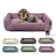 Ein gemütliches lila Haustierbett mit einem kleinen Hund, der darauf ruht, umgeben von verschiedenen farbigen Betten in Beige, Grau, Türkis und Grün.