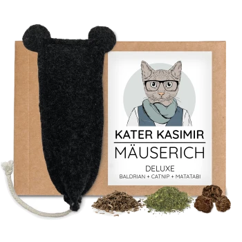 Schwarzes Filz-Katzenspielzeug mit Ohren und Schnur, dargestellt mit einer Schachtel mit der Aufschrift „Kater Kasimir Mäuserich Deluxe Baldrian + Catnip + Matatabi“ und Kräutern.