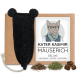 Schwarzes Filz-Katzenspielzeug mit Ohren und Schnur, dargestellt mit einer Schachtel mit der Aufschrift „Kater Kasimir Mäuserich Deluxe Baldrian + Catnip + Matatabi“ und Kräutern.