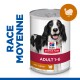Nourriture pour chiens en conserve avec un chien noir et blanc souriant sur l'étiquette, étiqueté "Hill's Science Plan Adult 1-6 avec dinde."