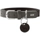 Graues Lederhalsband mit silberner Schnalle, D-Ring, schwarzem rundem Anhänger mit Hundemotiv und Metallplakette mit der Aufschrift 'HUNTER'.
