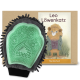Grüner Pfoten-förmiger Pflegehandschuh mit strukturierter Oberfläche, neben einer Cartoon-Löwenfigur auf einer braunen Verpackung mit der Aufschrift "Leo Löwenkatz" und "Handschuh."