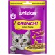 Whiskas Crunch! Katzen-Topping-Packung mit dem Gesicht einer grauen getigerten Katze und einer Schüssel mit Leckerlis. Text: "Leckeres Topping" und "mit Huhn, Truthahn & Ente."