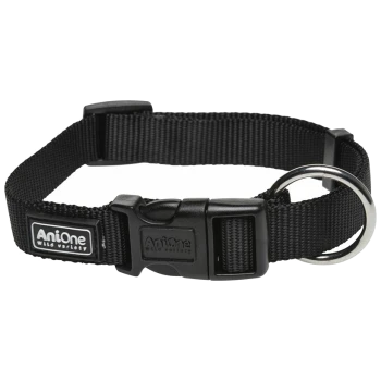 Schwarzes Nylon-Haustierhalsband mit einer Kunststoffschnalle und einem Metall-D-Ring, mit dem Etikett "AniOne Wild Variety."