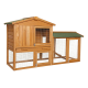 Holzhaustierhaus mit schrägem Dach, Netzpaneelen und mehreren Zugangstüren, entworfen für kleine Tiere.