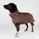 Ein Hund trägt einen braunen, weichen Fleece-Mantel mit hohem Kragen und einer Tasche, steht vor einem schlichten Hintergrund.
