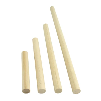 Vier Holzstäbe unterschiedlicher Längen, von kürzesten bis längsten, auf einem weißen Hintergrund angeordnet.