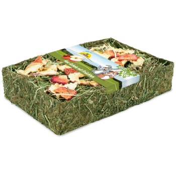 Eine rechteckige Box gefüllt mit getrockneten Fruchtstücken und Heu, gekrönt mit einem bunten Etikett mit Tieren und dem Text "Mini-Snack mit Früchten."
