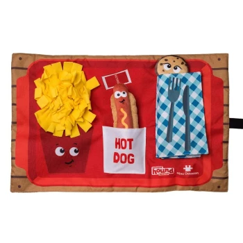 Bunte Spielmatte für Haustiere mit einem lächelnden Hotdog, gelben Pommes, einem Keks sowie Gabel und Messer auf einer blau karierten Serviette.