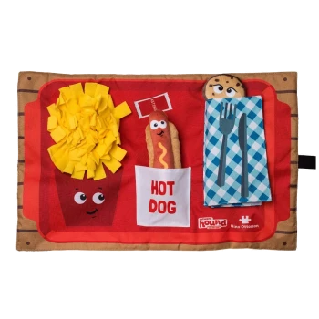 Bunte Spielmatte für Haustiere mit einem lächelnden Hotdog, gelben Pommes, einem Keks sowie Gabel und Messer auf einer blau karierten Serviette.