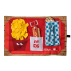 Bunte Spielmatte für Haustiere mit einem lächelnden Hotdog, gelben Pommes, einem Keks sowie Gabel und Messer auf einer blau karierten Serviette.