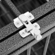 Nahaufnahme eines Metallverschlusses an einer Haustierbox, mit einem strukturierten schwarzen Rahmen und silbernem Zubehör.