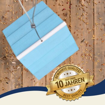 Ein blauer Holz-Vogelfutterspender hängt über verstreuten Samen, mit einem Abzeichen, das "Beste Qualität" und "Bewährte Qualität seit 10 Jahren" liest.