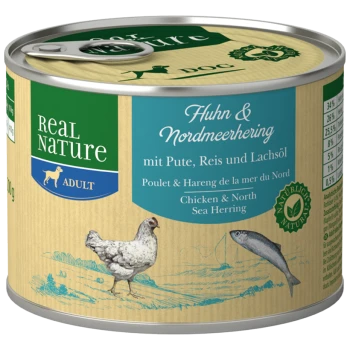 Dosen-Hundefutter, beschriftet mit "Real Nature," mit Huhn und Nordseehering, mit Illustrationen eines Huhns und eines Fisches.