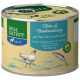 Nourriture en conserve pour chiens étiquetée "Real Nature," contenant du poulet et du hareng de la mer du Nord, avec des illustrations d'un poulet et d'un poisson.