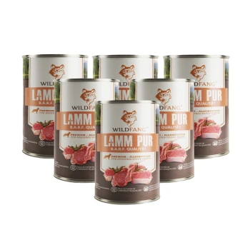 Sechs Dosen Wildfang Lammpur Hundefutter, gekennzeichnet mit "B.A.R.F. Qualität" mit Bildern von rohem Fleisch und "Premium - Alleinfutter für Hunde."