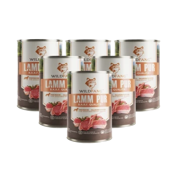 Sechs Dosen Wildfang Lammpur Hundefutter, gekennzeichnet mit "B.A.R.F. Qualität" mit Bildern von rohem Fleisch und "Premium - Alleinfutter für Hunde."