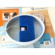 Weiße runde Katzentrinkbrunnenschale mit blauem Schaumstofffilter und Kabel auf einer Lucky-Kitty-Box mit der Aufschrift "Katzenbrunnen".