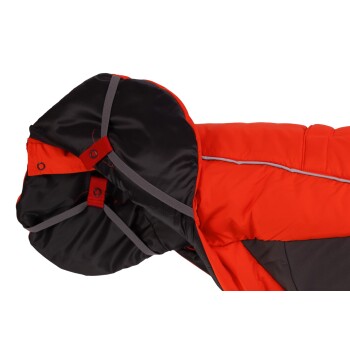 Eine rot-schwarze Haustierjacke mit Kapuze, verstellbaren Riemen und reflektierenden Details, entworfen für Wärme und Komfort.