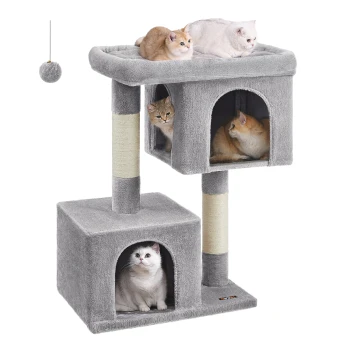 Ein grauer Katzenbaum mit drei Katzen, die oben liegen, und zwei in den Fächern, mit einem baumelnden Spielzeugball.