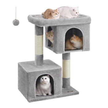 Ein grauer Katzenbaum mit drei Katzen, die oben liegen, und zwei in den Fächern, mit einem baumelnden Spielzeugball.