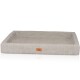 Ein hellgraues, rechteckiges Hundebett mit erhöhten Kanten und einer lederähnlichen Textur, das ein kleines braunes Etikett mit dem Markennamen "KNUFFERWUFF" trägt.