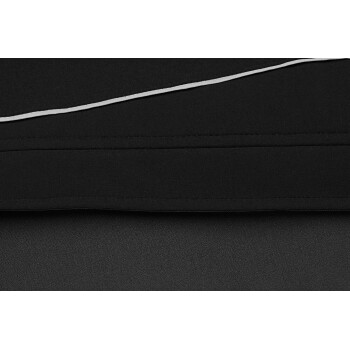 Schwarze Haustierkleidung mit weißen Akzenten, die eine glatte Stofftextur und saubere Nähdetails zeigt.