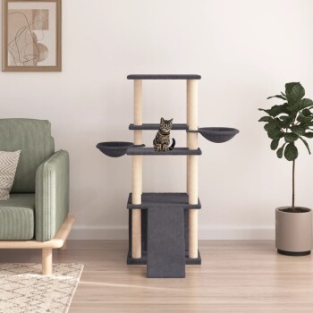 Ein stilvoller Katzenbaum mit Ebenen und Kratzpfosten, mit einer Tabby-Katze oben, neben einem grünen Sofa und einer Topfpflanze.