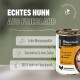 Dose mit Haustierfutter, beschriftet mit "Hühnerschmaus Möhren & Birnen", mit Hühnchen, Karotten und Birnen, hebt Qualität und getreidefreie Zutaten hervor.