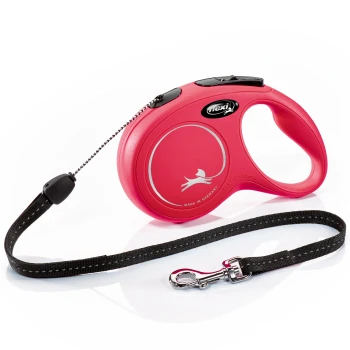 Eine leuchtend pinke, einziehbare Hundeleine mit einem schwarzen Riemen und einem silbernen Clip, mit einer Silhouette eines Hundes und dem Text "MADE IN GERMANY."