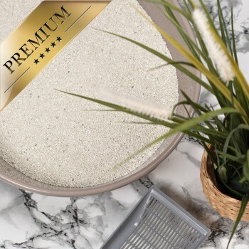 Nahaufnahme von leichtem Katzenstreu in einer beigen Schale mit einem 'PREMIUM'-Abzeichen, einer grauen Schaufel und einer Topfpflanze.