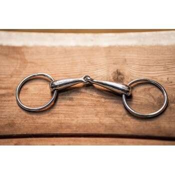 Ein glänzendes metallisches Pferdegebiss mit zwei Ringen, beschriftet mit "EQUINATE", liegt auf einer Holzoberfläche.