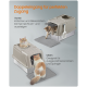 Katzenstreu mit zwei Eingängen, mit einem Kätzchen, das von vorne hineingeht, und einer erwachsenen Katze, die von der Seite kommt, um die Zugänglichkeit für alle zu gewährleisten.