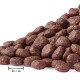 Eine Nahaufnahme von braunen Haustierfutter-Kroketten, oval geformt, mit einer Größe von 0,5 bis 1 cm, auf einem weißen Hintergrund gestapelt.