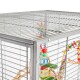 Eine Nahaufnahme eines Metallvogelkäfigs mit bunten Spielzeugen, einer grünen Stange und einem sicheren Riegel, mit einem gittermusterartigen Dach.