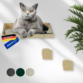 Graue Katze mit orangen Augen ruht auf einem wandmontierten Holzregal mit der Aufschrift „Deutsche Marke“ und „Made in EU“ neben einer Pflanze.