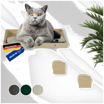 Graue Katze mit orangen Augen ruht auf einem wandmontierten Holzregal mit der Aufschrift „Deutsche Marke“ und „Made in EU“ neben einer Pflanze.