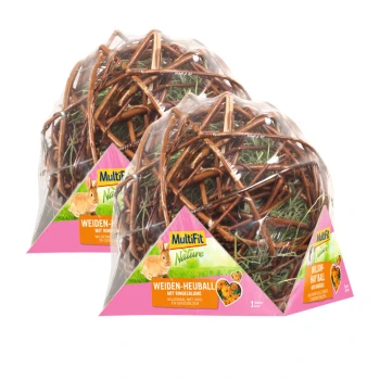 Twee verpakte wilgenhooi ballen voor kleine huisdieren, met een mix van hooi en bloemen, gelabeld "MultiFit Nature" met een konijn grafiek.