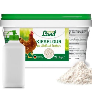 Behälter für "Kieselgur" für Geflügel und Nutztiere, mit einer Grafik einer Henne, neben einem weißen Pulver und einer Sprühflasche.