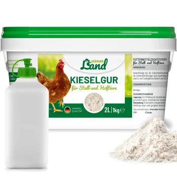 Behälter für "Kieselgur" für Geflügel und Nutztiere, mit einer Grafik einer Henne, neben einem weißen Pulver und einer Sprühflasche.