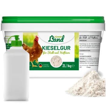 Behälter für "Kieselgur" für Geflügel und Nutztiere, mit einer Grafik einer Henne, neben einem weißen Pulver und einer Sprühflasche.