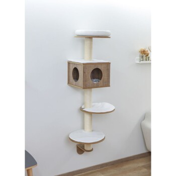Wiszące drzewko dla kotów z trzema platformami i przytulnym schowkiem, z drewnianym wzornictwem i miękkimi białymi poduszkami.