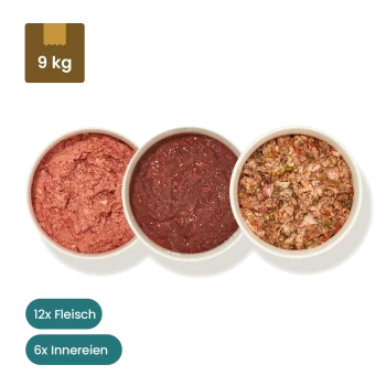 Bild von Haustierfutterpaketen und Schalen, mit 10 Packungen Fleisch und Innereien, 4 Packungen Rindfleisch und Gemüse sowie 4 Packungen Truthahn.