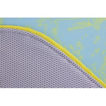 Nahaufnahme einer Haustiermatte mit einer hellblauen Oberfläche mit gelben Mustern, umrandet von einem grauen Netzrand und einem gelben Besatz.