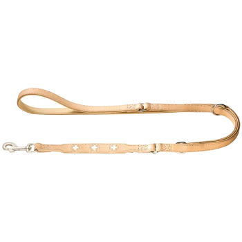 Eine hellbraune Lederleine für Hunde mit glatter Oberfläche, mit einem Metallclip an einem Ende und dekorativen Perforationen entlang der Länge.